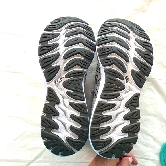 ASICS Gel Cumulus 23 White Gray Running Sneakers SZ 10.5 Worn 1X Indoors - Picture 8 of 14